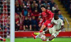 Bek Liverpool Trent Alexander-Arnold melancarkan sepakan