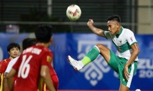 Bek timnas Indonesia, Rizky Ridho Ramadhani (kanan), melompat )