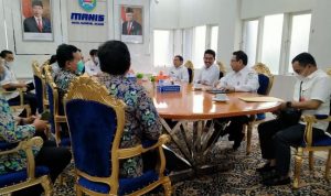 Bupati Banjar Saidi Mansyur dan jajaran bersama Tim Balai Wilayah Sungai Kalimantan III saat membahas Bendungan Riam Kiwa, Rabu (22122021). (MC Kominfo Banjar)