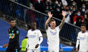 Gelandang Real Madrid Toni Kroos (tengah) melakukan selebrasi