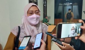 Kepala Dinas Lingkungan Hidup Kalsel Hanifah Dwi Nirwana usai rapat di DPRD Kalsel, Senin (27122021). (Kalimantanlive.com Eep)