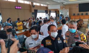 Ketua DPRD Kalsel H Supian HK, Sekda Kalsel Roy Rizali Anwar usai audensi dengan perwakilan sopir angkutan dan jasa tongkang di DPRD Kalsel, Rabu (22122021). (Kalimantnalive.com eep)