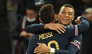 Lionel Messi dan Kylian Mbappe merayakan gol kedua PSG ke gawang Monaco di Ligue 1 Perancis. Mbappe mencetak gol dengan assist dari Lionel Messi pada menit ke-46 laga PSG vs Monaco