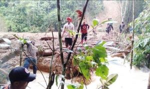 Longsor di Kalsel, Tanah tebing telah menutupi badan sungai di Pantai Mangkiling