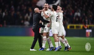 Para pemain AC Milan merayakan gol