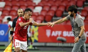 Pelatih Indonesia, Shin Tae-yong (kanan), menyalaman Irfan Jaya setelah mencetak gol kedua dalam pertandingan Piala AFF 2020