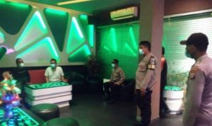 Petugas saat melakukan patroli di salah satu tempat hiburan malam di Palangkaraya.