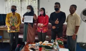 Sengketa Tower Telekomunikasi PT Protelindo di Selat Hilir, Kapuas berakhir damai. Camat Selat Yaya Setyabudi, pihak PT Protelindo dan warga usai penyerahan tali asih. (kalimantanlive.com Gt)