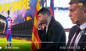 Striker Barcelona Sergio Aguero resmi pensiun dari sepakbola gegara kondisi jantungnya, Rabu (15122021). (Tangkaplayar Twitter)