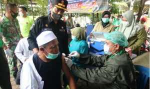 Tuan Guru H Muhammad Sholeh mengajak warga di Kabupaten Banjar ikut program vaksinasi Covid 19, Jumat (24122021) pagi. (MC Kominfo Banjar)