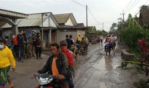 Update Gunung Semeru Meletus - 13 warga meninggal dunia, puluhan rumah rusak di Lumajang. (foto BNPB.go.id)