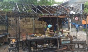 warung yang terbakar total ada satu buah, dan warung yang lainnya terbakar sebagian