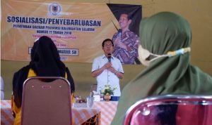 Anggota DPRD Kalsel H Hasanuddin Murad sosialisasi Perda Tentang Perberdayaan Perempuan dan Perlindungan Anak di Anjir Muara, Batola, Sabtu (1512022). (Humas DPRD Kalsel)