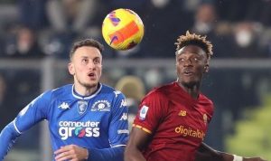 Ardian Ismajli (Empoli FC) berebut bola dengan Tammy Abraham (AS Roma) selama pertandingan Serie A antara Empoli dan AS Roma