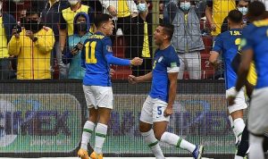 Gelandang Brasil, Casemiro, melakukan selebrasi bersama Philippe Coutinho