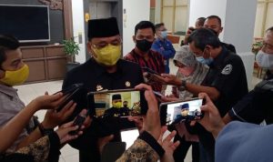 Ketua DPRD Kalsel H Supian HK usai Rapat Paripurna dewan. (Kalimantanlive.com Eep)