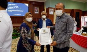 Ketua Komisi I DPRD Kalsel Hj Rachmah Norlias menyerahkan Pokir kepada Wakil Ketua Komisi II DPR RI Saan Mustafa di Banjarbaru, Rabu (1612022). (Humas DPRD Kalsel mrh)