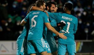 Para pemain Real Madrid merayakan gol dalam pertandingan melawan Alcoyano pada babak 32 besar Copa del Rey di Stadion El Collao