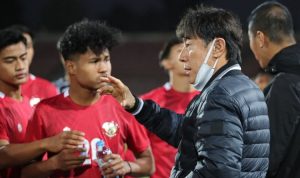 Pelatih timnas U23 Indonesia Shin Tae-yong memberikan arahan kepada pemain pada laga uji coba melawan Tajikistan U23