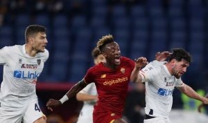 Penyerang AS Roma,Tammy Abraham, berebut bola dengan Arturo Calabresi