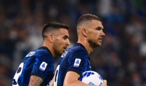 Penyerang Inter Milan, Edin Dzeko (kanan), berselebrasil seusai mencetak gol dalam pertandingan Serie A antara Inter vs Atalanta