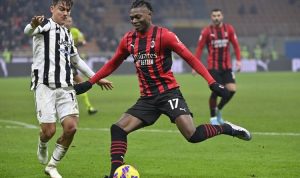 Rafael Leao (kanan) dan Paulo Dybala pada laga pekan ke-23 Liga Italia 2021-2022, AC Milan vs Juventus