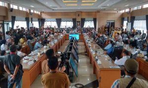 Rapat Dengar Pendapat DPRD Kalsel bersama PT TCT dan PT AGAM disaksikan asosiasi pekerja angkutan batu bara di DPRD Kalsel, 4 Januari 2022. (Kalimantanlive.com)
