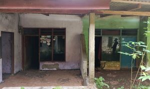 Rumah Yang Ditinggal Oleh Penghuni Setelah Dibeli Pihak Pengembang Perumahan Di Bantar Gebang Kota Bekasi(Joy Andre T)