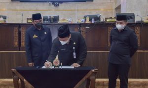 Sekda Kalsel Roy Rizali Anwar menandatangani persetujuan Raperda Sistem Pemerintahan Elektronik di DPRD Kalsel, Rabu (1212021). (Humas DPRD Kalsel)