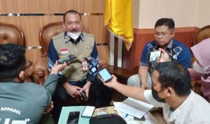 Sekretaris DPRD Kalsel Antung Mas Rozaniansyah dan Kabag Persidangan Hukum, AKD dan Layanan Aspirasi Sekretariat DPRD Kalsel, M Jaini. (Kalimantanlive.com eep)