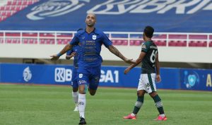 Selebrasi striker PSIS Semarang Bruno Silva saat berhasil menjebol gawang Persikabo 1973 pada pekan ke-12 Liga 1 2021 di Stadion Manahan