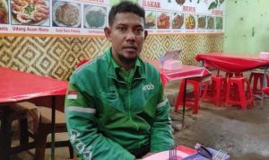 Seorang driver ojek online (ojol) diduga dipukul oleh oknum anggota kepolisian saat melaporkan kasus kehilangan sepeda motor di Mapolsek Cileungsi