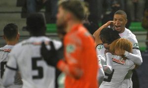 Striker Paris Saint-Germain (PSG) Kylian Mbappe (kanan) merayakan gol