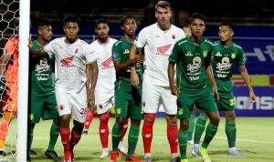 Suasana laga Persebaya vs PSM pada laga pekan ke-19 Liga 1 2021-2022 di Stadion I Gusti Ngurah Rai