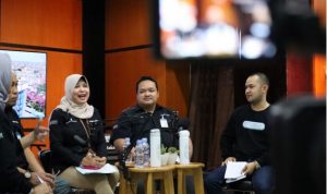 Talkshow Obligasi Bank Kalsel Episode Sayembara Desain Gedung 2 Kantor Pusat bersama Head of Supporting Group Bank Kalsel Mitra Damayanti, Jumat (2112022). (Foto. Bank Kalsel)