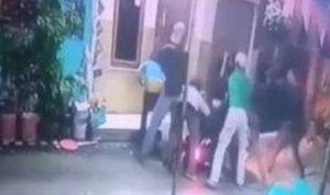 Tangkap layar - Video aksi sejumlah pemuda mengeroyok seorang pria