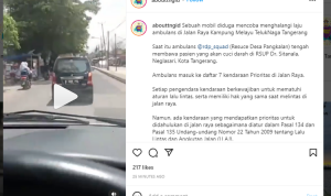 Tangkapan layar mobil halangi ambulans