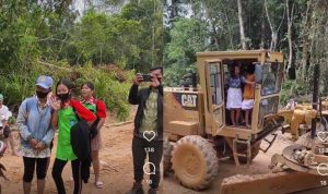 Viral sebuah video rombongan siswa yang harus menaiki truk