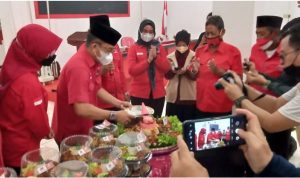Wakil Ketua Bidang Kaderisasi dan Ideologi PDIP Kalsel Mardian memotong tumpang di peringatan Harlah ke-9 PDIP pada Senin (1012021). (Kalimantanlive.com eep)