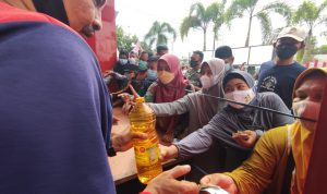 masyarakat ramai membeli minyak goreng harga Rp 14 lribu perliter di pasar murah depan Dinas Koperasi IKM Perindag Tabalong, Kamis (27_1_2022)