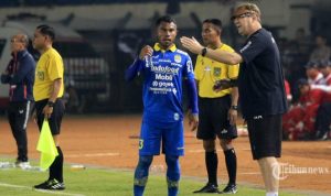 obert Rene Alberts (kanan) Pelatih Maung Bandung saat memberikan instruksi kepada Ardi Idrus