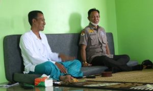 Anggota DPRD Kalsel Yani Helmi bersilaturahmi dengan Habaib Sayyid Reza Faisal Al Badud di Kecamatan Pulau Laut Sigam, Kabupaten Kotabaru, Rabu (2322022). (Humas DPRD Kalsel)