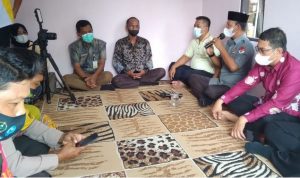 Anggota DPRD Kalsel Yani Helmi minta Pemda se Kalsel gencarkan pelaksanaan 3T untuk tanggulangi maraknya Covid-19 Varian Omicron saat reses di Kotabaru. Jumat (1822022). (Humas DPRD Kalsel)