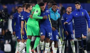 Bek Chelsea Reece James (tengah) dan kiper Edouard Mendy