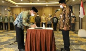 Gubernur Kalimantan Selatan H Sahbirin Noor melantik Fachrudin sebagai Direktur Bisnis Bank Kalsel di Banjarmasin, Sabtu (2622022). (foto Bank Kalsel)