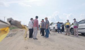 Komisi IV DPRD Kalsel melakukan monitoring pengerjaan preservasi Jalan Gubernur Syarkawi di Handil Bakti, Batola, Sabtu (422022). (Humas DPRD Kalsel).