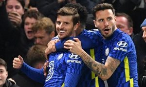 Mason Mount, melakukan selebrasi bersama pemain-pemain Chelsea usai membobol gawang Everton dalam laga Liga Inggris 2021-2022