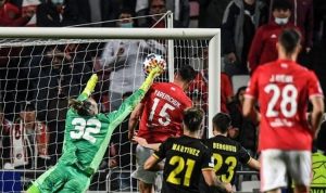 Pemain Benfica, Roman Yaremchuk, memenangi duel udara dengan kiper Ajax Amsterdam, Remko Pasveer, dan mencetak gol penyeimbang kedudukan llaga Benfica vs Ajax Amsterdam