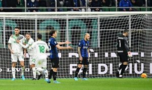Penyerang Sassuolo Gianluca Scamacca (kiri) berselebrasi usai mencetak gol ke gawang Inter Milan. Sassuolo bertamu ke kandang Inter Milan, Satdion Giuseppe Meazza, pada 20 Februari 2022