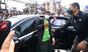 Presiden Joko Widodo memberikan hadiah jaket untuk Rio, tukang jahit di Pasar Porsea